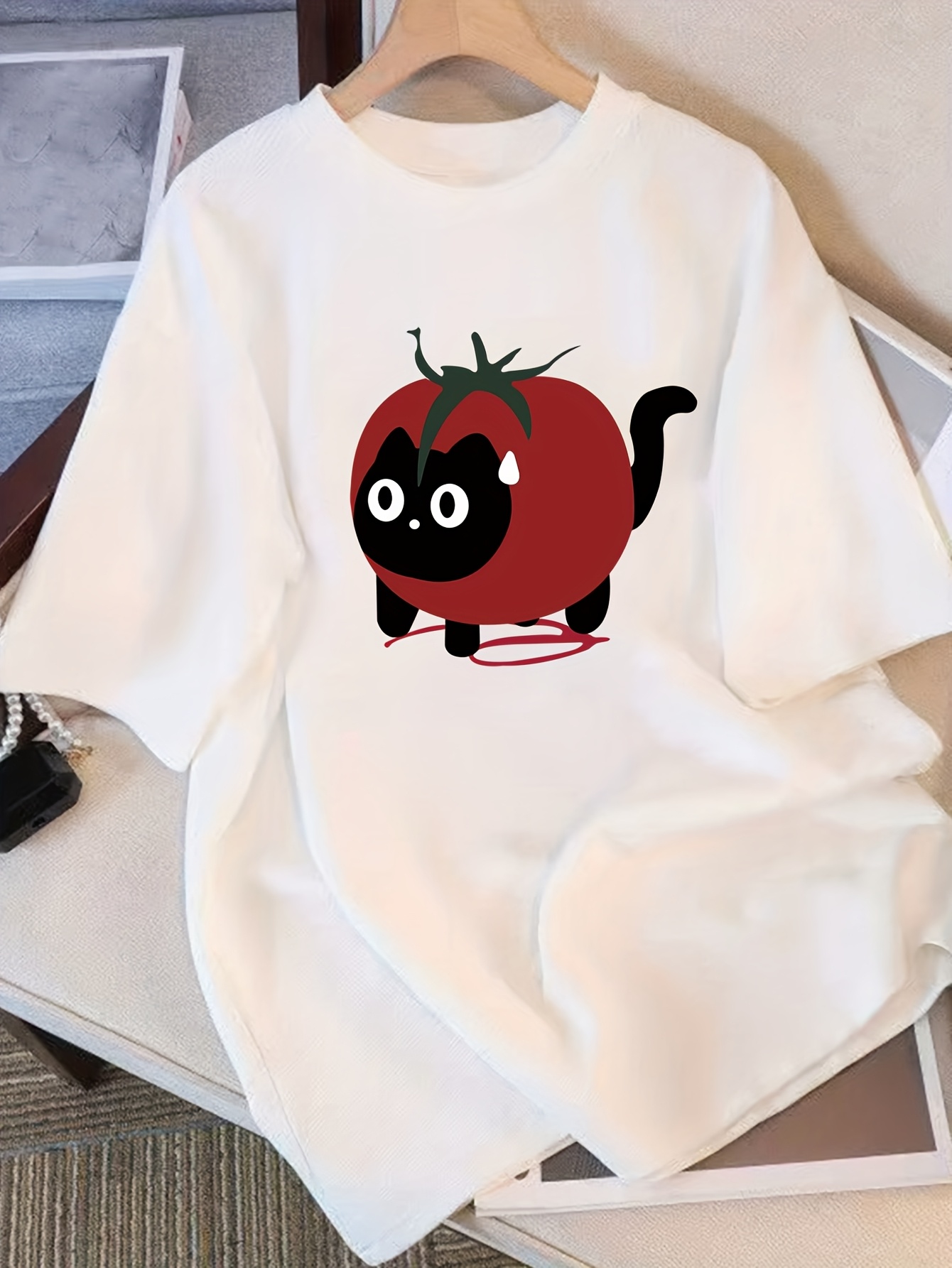Summer Clothing Staples - 女性用キュートなトマト猫柄Tシャツ - オールシーズン対応のワードローブ定番、リラックスした着心地、快適な素材、ラウンドネックシャツ、衣料品